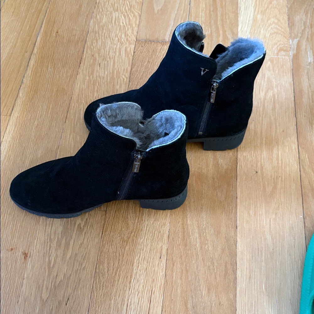Valdini Suede Bootie. Side zipper. Will fit size 8.5. - Picture 2 of 9